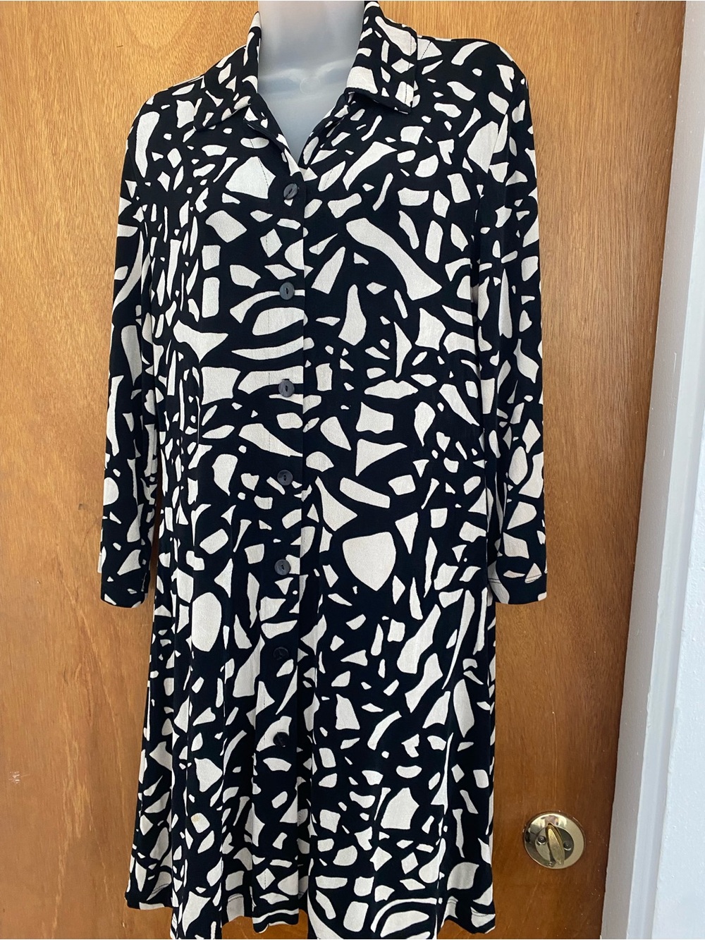 Black and off White Abstract Button-Front Dress 8/10